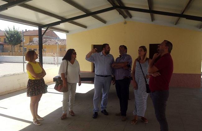 El delegado de Educación visita las reformas realizadas.