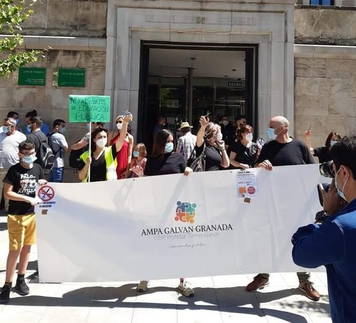 Con camisetas negras y tijeras en la mano, representantes de la AMPA y también docentes, se concentraron a las puertas de la Junta. Con camisetas negras y tijeras en la mano, representantes de la AMPA y también docentes, se concentraron a las puertas de la Junta.