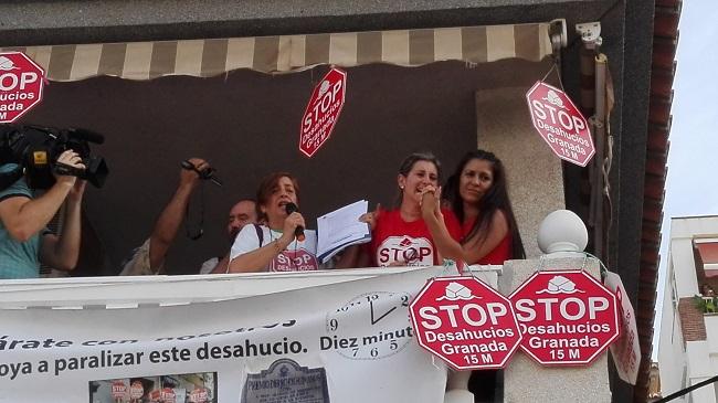 Ana Mari apoyada por activistas de Stop Desahucios 15M Granada.