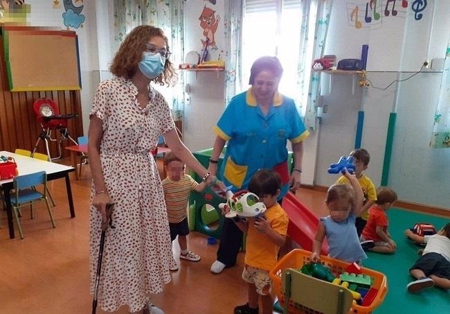 Ana Berrocal en una escuela infantil de Albolote.