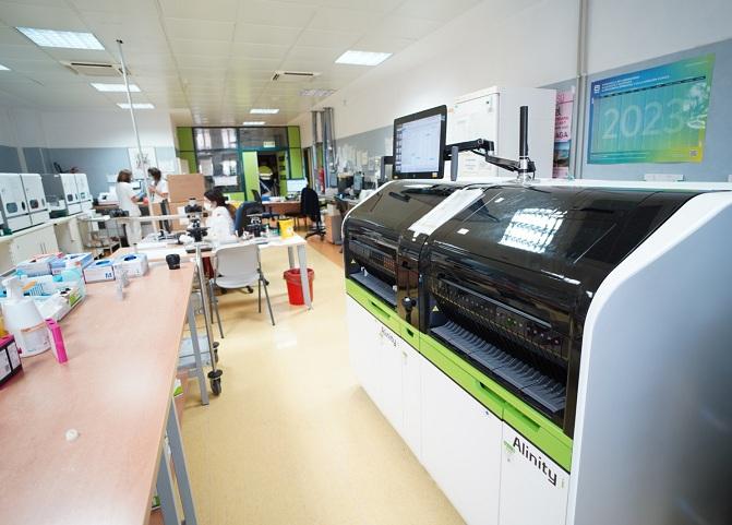 Laboratorio de análisis clínicos del Virgen de las Nieves. 