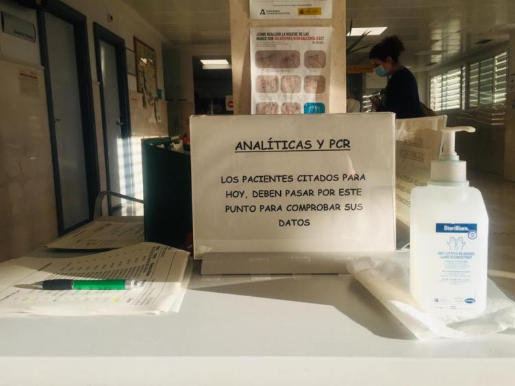 Cartel informando de las pruebas PCR en un centro sanitario.