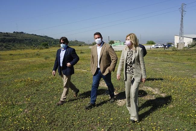 Pepa Rubia, durante la visita a la zona con el delegado de Desarrollo Sostenible y técnicos municipales.