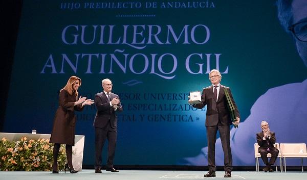El doctor Guillermo Antiñolo al recoger el título de Hijo Predilecto de Andalucía.