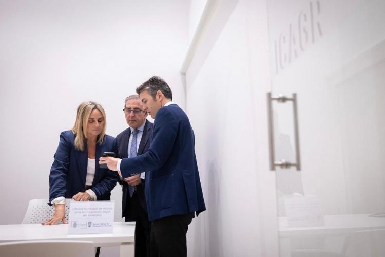 La alcaldesa, junto a decano del Colegio de Abogados y el primer teniente de alcalde.