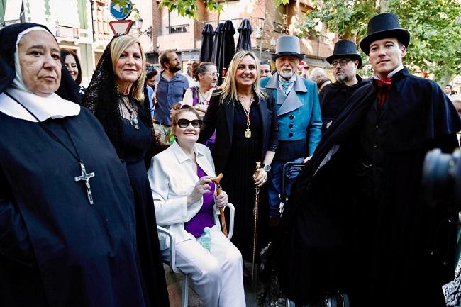 Antonina Rodrigo, con la alcaldesa de Granada e integrantes de la Asociación Histórico Cultural de Torrijos y del grupo de trajes de época de María Teresa García Olmedo.