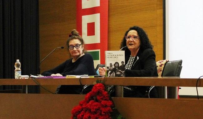 Antonina Rodrigo con Montse Fernández Garrido, este miércoles, en la sede del sindicato.