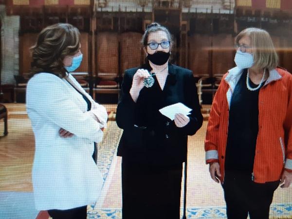 Antonina Rodrigo, flanqueada por Ada Colau y Anna Balletbó, tras recibir la medalla de la fundación.