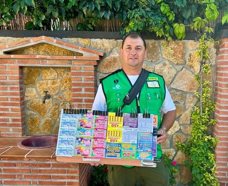 Antonio Lechuga, que ha repartido el premio. 