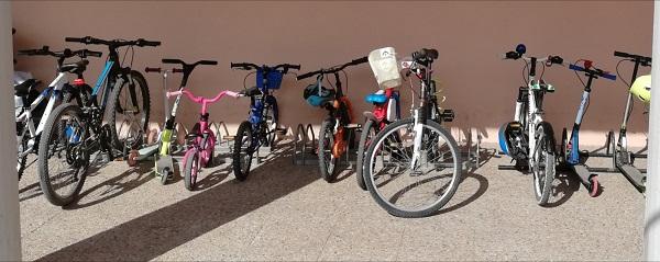 Imagen de archivo de un aparcamiento de bicis en un colegio. Imagen de archivo de un aparcamiento de bicis en un colegio.