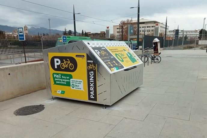 Aparcamiento seguro para bicis en la estación de tren de Granada. 