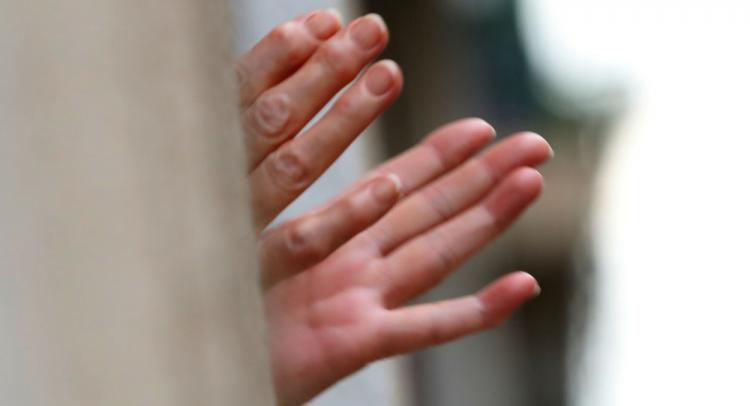 Detalle de unas manos durante el aplauso diario a los profesionales sanitarios durante el confinamiento.