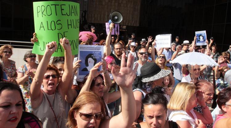 Concentración de apoyo a Juana Rivas, este lunes a las puertas de los juzgados de la Caleta.