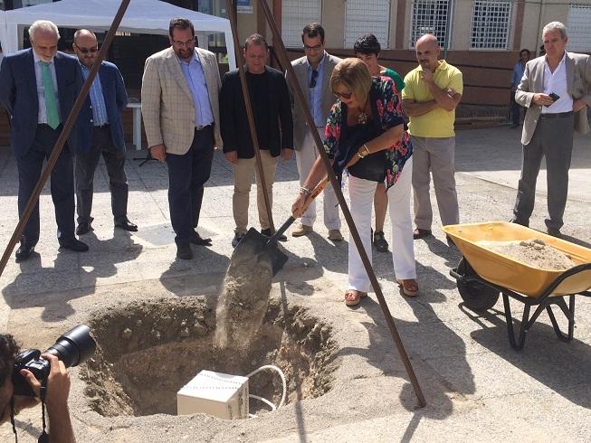 La consejera de Educación echa tierra a la primera piedra de las obras.