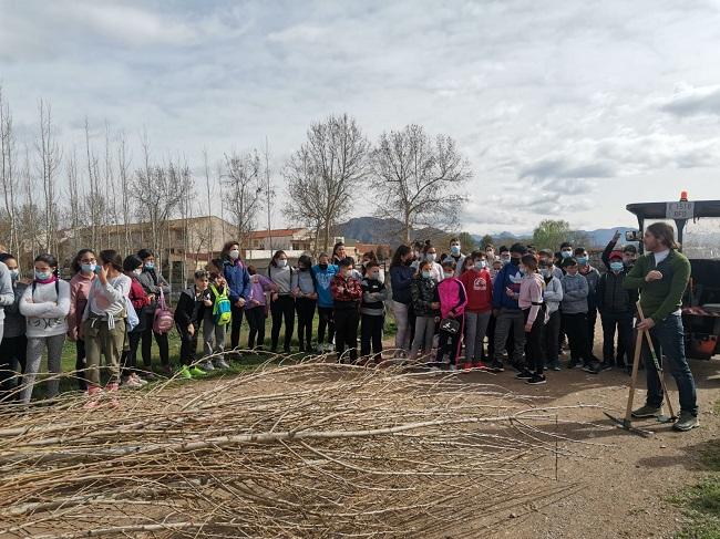 Los escolares de Fuente Vaqueros, antes de proceder a la plantación.