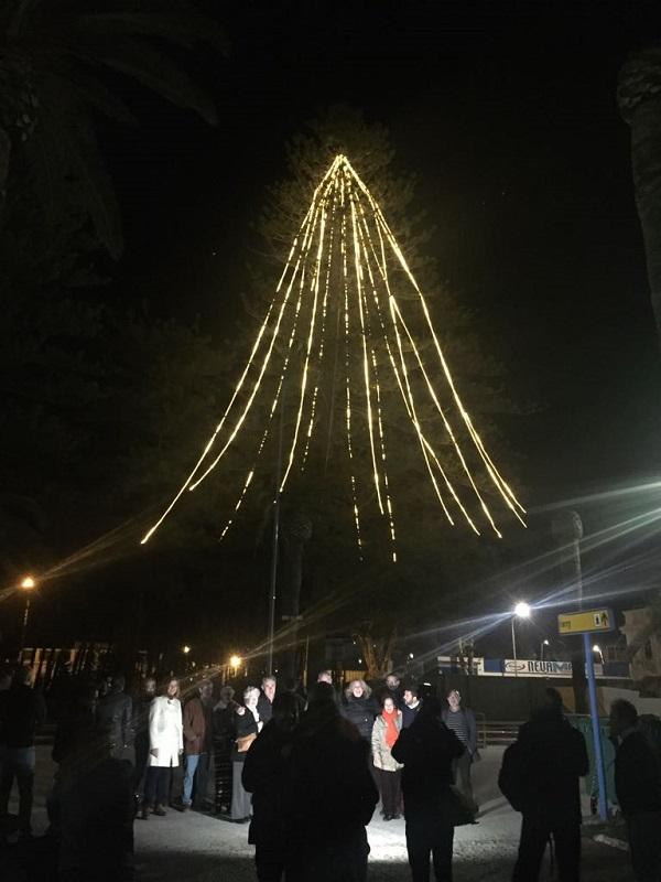 La iluminación navideña se ha encendido este jueves en el Puerto de Motril.