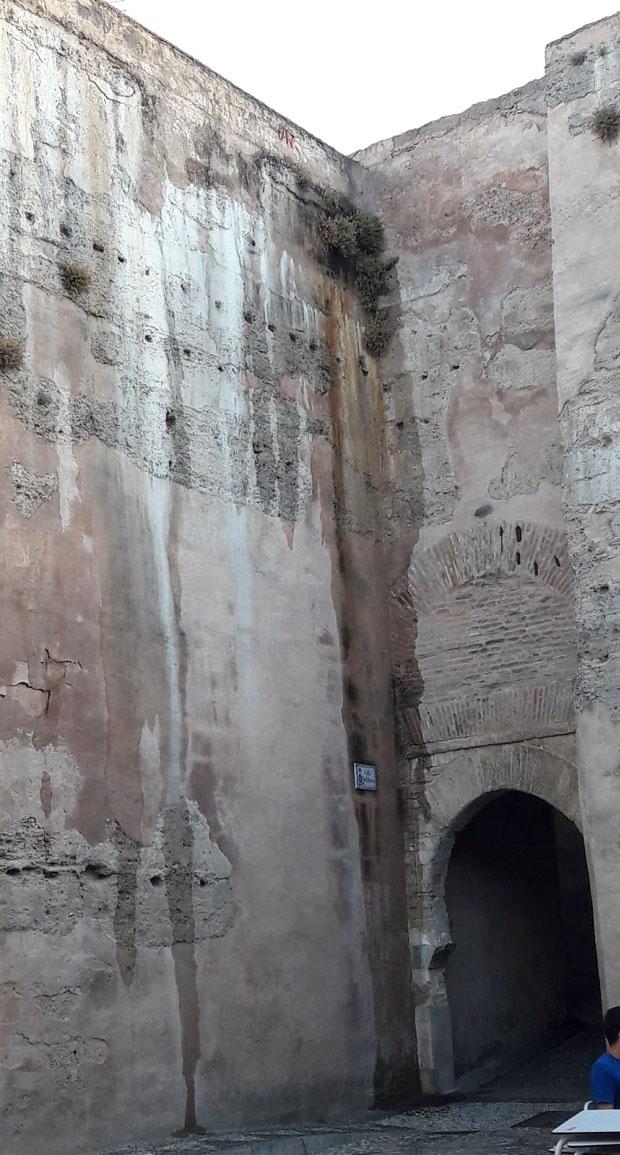 El agua se filtraba esta tarde por el Arco de las Pesas.