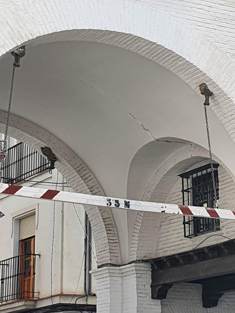 Grieta en el arco de Santa Fe, consecuencia del primer terremoto del sábado.