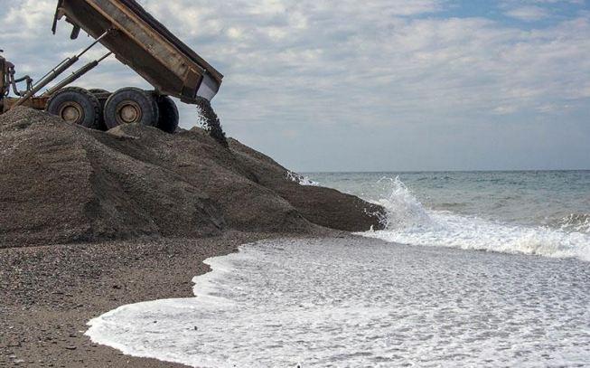 Un camión echa arena en Playa Granada mientras el agua se la lleva Un camión echa arena en Playa Granada mientras el agua se la lleva.