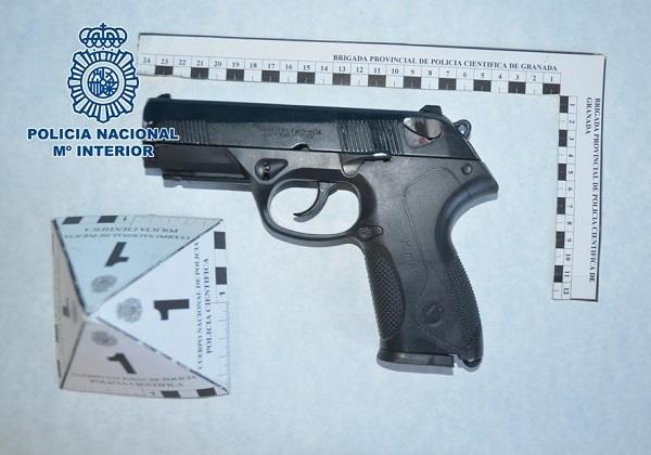 Pistola simulada que le fue intervenida. Pistola simulada que le fue intervenida.