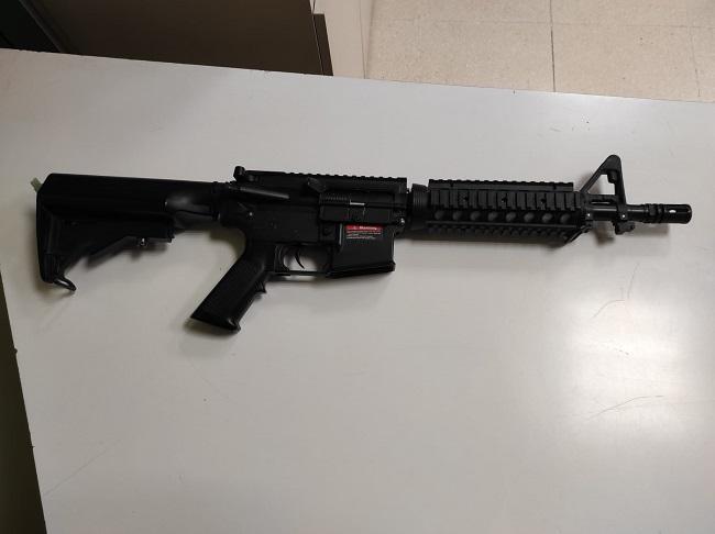 El arma fue requisada por los agentes. El arma fue requisada por los agentes.