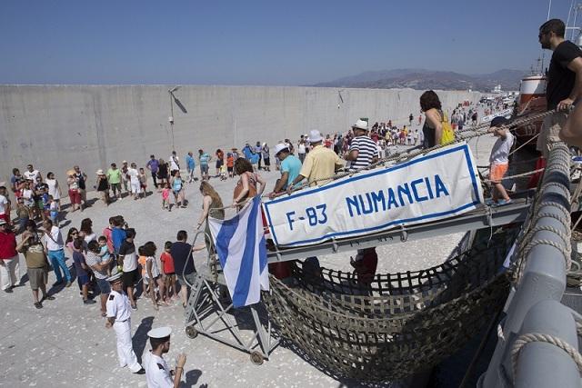 Visitantes bajan de la fragata Numancia. 