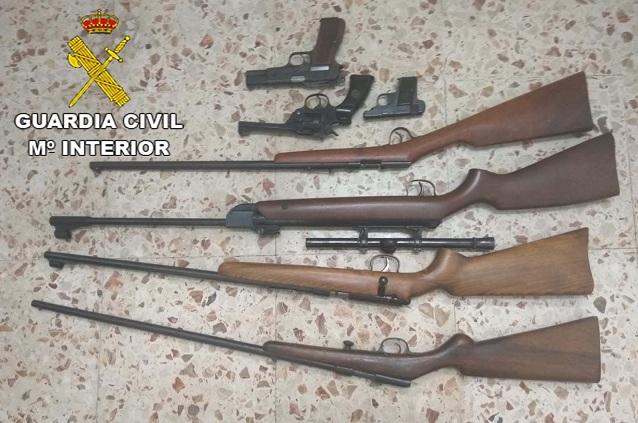 Armas requisadas al detenido, de las que no tenía documentación ni licencia.