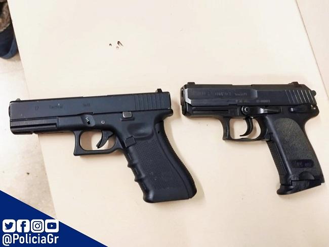 Arma reglamentaria de la Policía Local (i) colocada junto al arma intervenida.