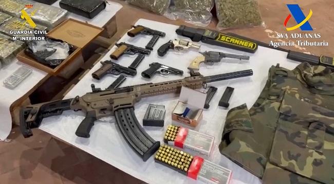 Detalle de las armas intervenidas en la operación.