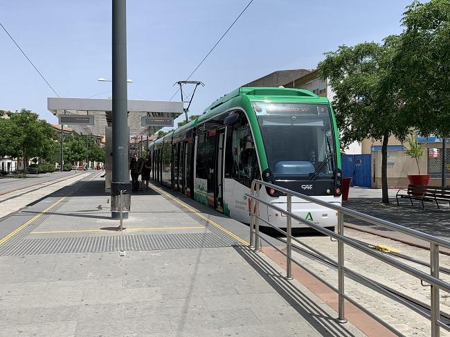 El metro a su paso por Armilla.