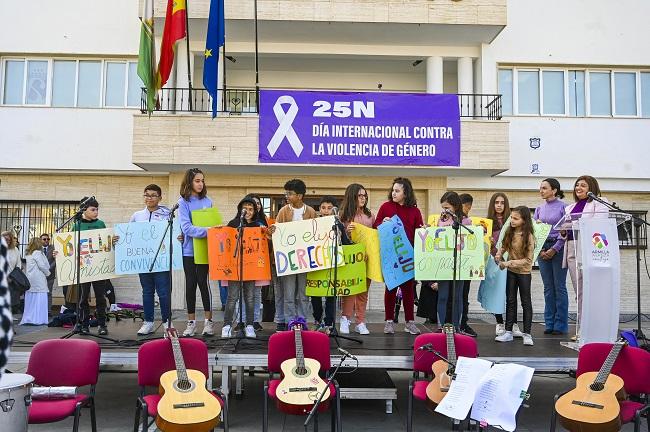 El alumnado de los centros educativos del municipio ha participado activamente en los actos del 25N en Armilla.