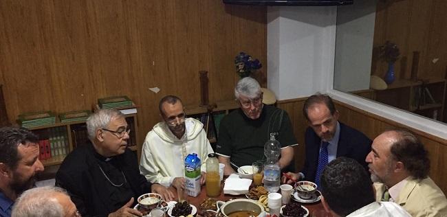 El arzobispo y el imán comparte la cena con la que terminó el Ramadán.