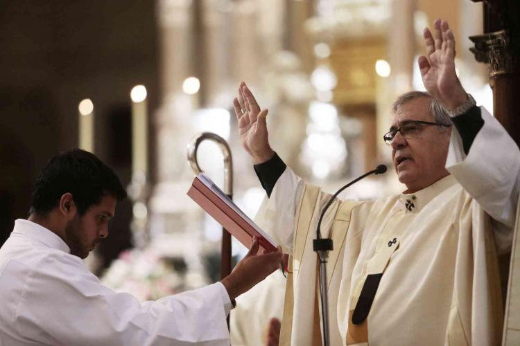 El arzobispo, en pleno oficio religioso. El arzobispo, en pleno oficio religioso.