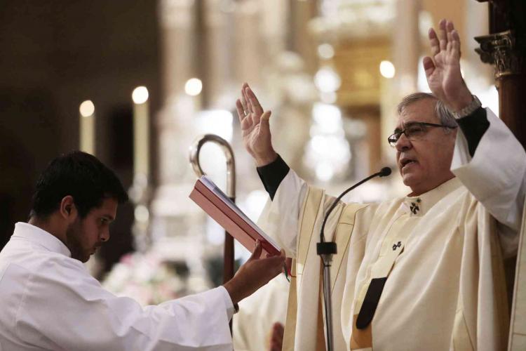 El arzobispo, en pleno oficio religioso.