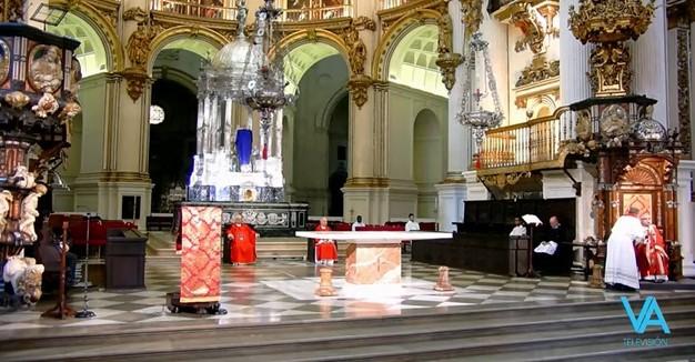 Momento en el que le comunican al arzobispo que la Policía pide que se desaloje la Catedral.