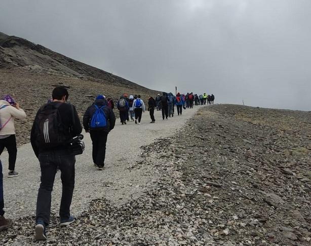 Los participantes, durante el trayecto hacia la cima del Veleta. 