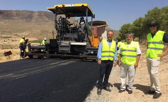 Trabajos de reasfaltado en la A-4301.