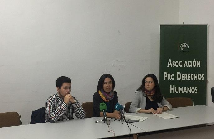 El autor del artículo, J.A Imbernón, junto a Natalia García y Myriam Jurado, de la APDHA en Granada.