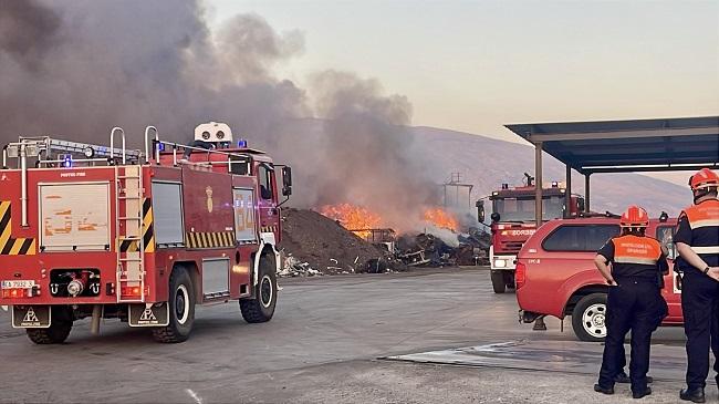 Bomberos y personal de Protección Civil durante las tareas de extinción este lunes.