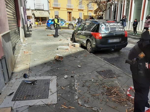 Calle cortada en Atarfe el pasado sábado tras la caída de cascotes de un edificio.