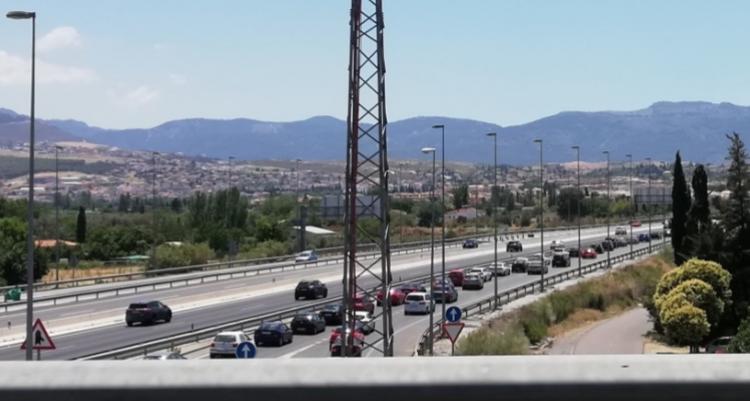 Atascos en el acceso a la Autovía de la Costa, este sábado.