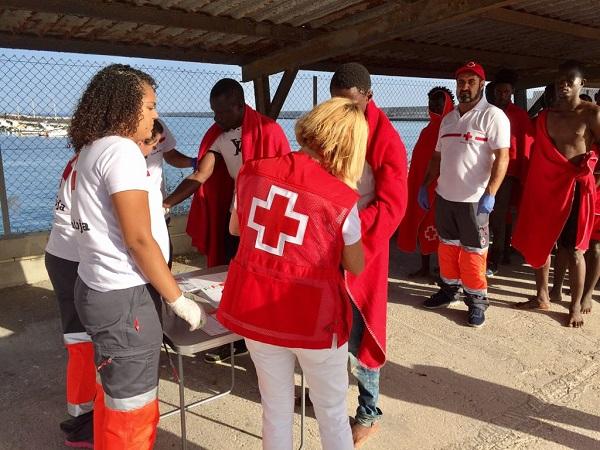 Voluntarias de Cruz Roja atienden a los inmigrantes rescatados.