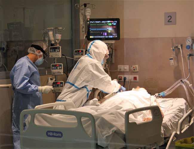 Atención a paciente en la UCI del San Cecilio. Atención a paciente en la UCI del San Cecilio.