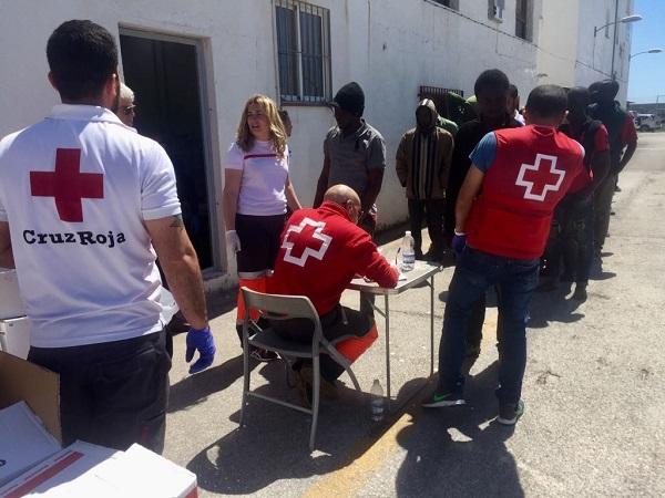 Voluntarios y voluntarias de Cruz Roja atienden a las personas inmigrantes rescatadas.