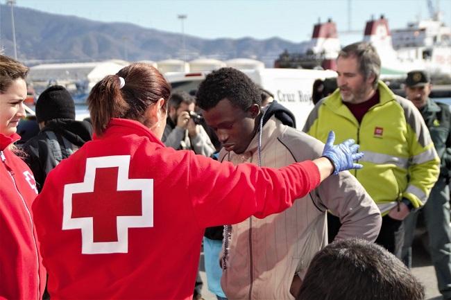 Una voluntaria de Cruz Roja atiende a una de las personas rescatadas este jueves.