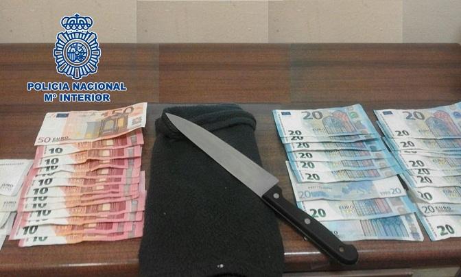 Cuchillo y dinero intervenido por los agentes. 