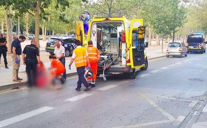 La ambulancia recoge al anciano, herido tras ser atropellado. 