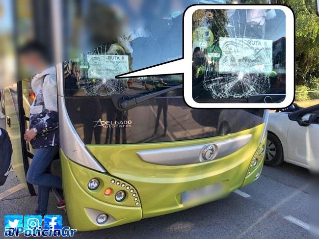 Imagen difundida por la Policía Local de Granada en la que se aprecia el impacto en la luna delantera del autobús escolar.