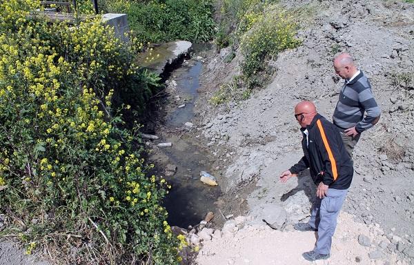 Francisco Rodríguez Quesada, junto a un agricultor de Atarfe afectado por la obra del Fomento.