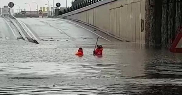 Bomberos de Granada interviniendo en el túnel de la Avenida de Andalucía, completamente anegado.